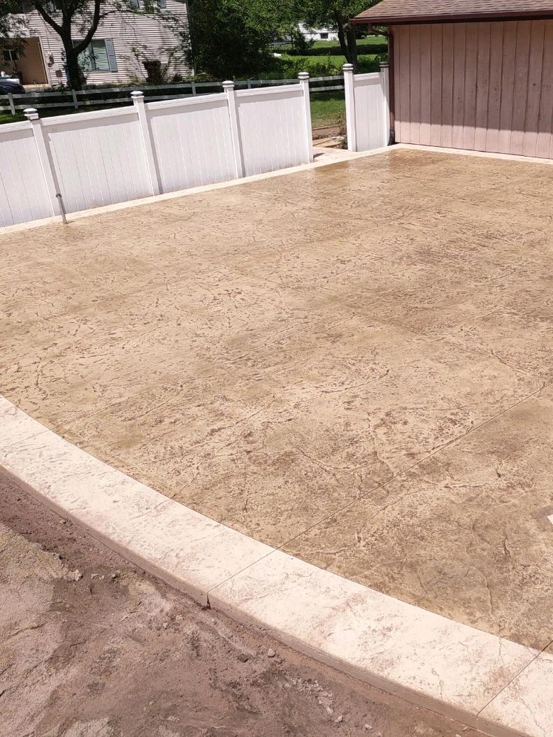 Stamped concrete patio contractor specializing in colors and decorative accents - uisconcretegr.com